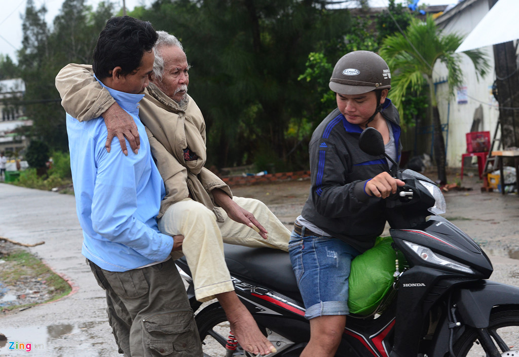 Đất Mũi nhộn nhịp trở lại sau bão Tembin